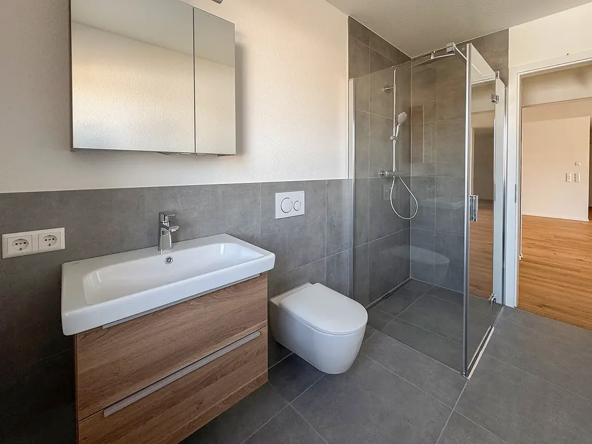 Badezimmer mit bodengleicher Dusche und Waschtisch
